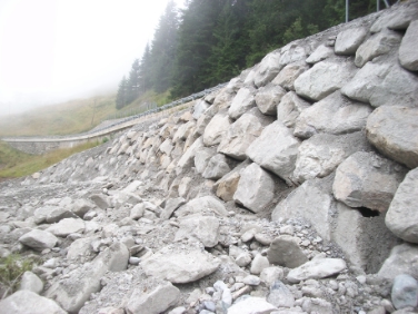 È stato ripristinato il muro della strada provinciale tra Gomagoi e Solda (Foto: Rip. Bacini Montani)
