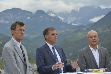 Via al ciclo di incontri pubblici sul futuro dello sviluppo territoriale in Alto Adige: Anton Aschbacher, Richard Theiner e Adriano Oggiano