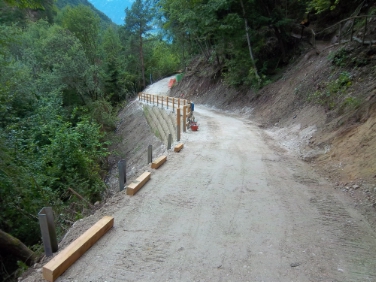 Rio Trodena: la strada di accesso al cantiere nei pressi di Gleno/Montagna (Foto: Rip. Opere idrauliche)
