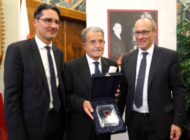 Arno Kompatscher assieme a Ugo Rossi e Romano Prodi, che ha ricevuto il Premio Alcide De Gasperi