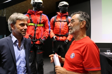 Vestiario tecnico per maggiore sicurezza eni soccorsi in montagna: ass. Schuler (sx) e responsabile soccorso alpino AVS Preindl (Foto: USP/M.Clara)