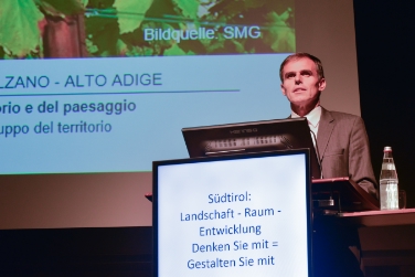 L'assessore Richard Theiner durante la prima discussione pubblica su urbanistica e sviluppo del territorio all'Eurac di Bolzano