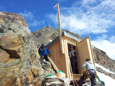 Lavori in corso per l'ultimazione delle infrastrutture necessarie al funzionamento del nuovo bacino idrico del rifugio al Bicchiere