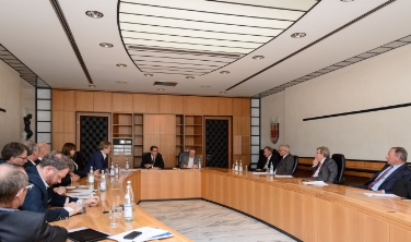 L'incontro fra il presidente Kompatscher e i vertici del Wirtschaftsring a Palazzo Widmann