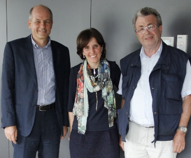 L'assessora provinciale Waltraud Deeg (centro) assieme al vicepresidente della "Lebenshilfe", Hans Widmann (dx), e all'ad, Wolfgang Obwexer (sx), hanno parlato di appalti di servizi sociali e vari temi nel programma di attività (Foto: USP/