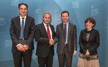 Foto di gruppo: Hanspeter Staffler ed Eros Magnago, al centro, fra Arno Kompatscher e Waltraud Deeg