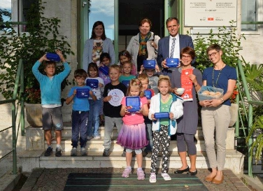 EcoPausa: l'assessore Richard Theiner consegna i box per la merenda ai bambini della scuola San Quirino di Bolzano