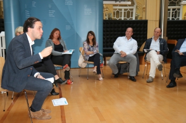 L'assessore provinciale Achammer durante il primo incontro con i referenti per l'integrazione di Bolzano e circondario (Foto USP/Ingo Dejaco)