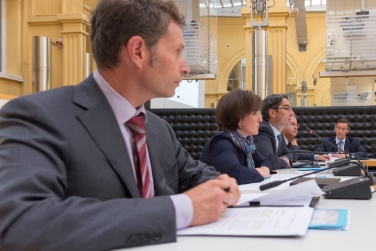 Primo appuntamento di lavoro ufficiale come nuovo direttore generale: Hanspeter Staffler con l'assessore Deeg, il presidente Kompatscher, il segretario generale Magnago e il presidente del Consiglio provinciale Thomas Widmann (Foto: USP/ohn)