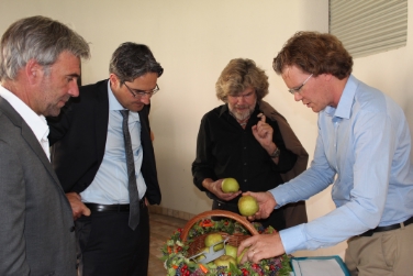 L'assessore Schuler, il presidente Kompatscher e il pomologo della Laimburg Walter Guerra con Reinhold Messner e la "sua" mela "Lb 8000" (Foto: USP/Bauer)