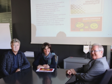 L'assessore comunale brissinese Paula Bacher e il direttore del Centro Borodina Pruss hanno informato l'assessore Deeg sul Congresso mondiale a Mosca