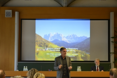 L'assessore Richard Theiner durante il suo intervento nel corso della discussione pubblica di Bressanone