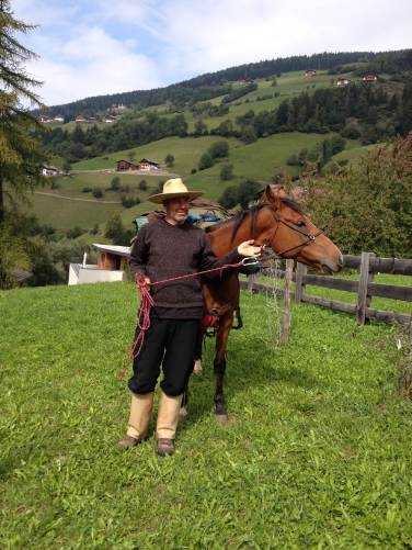 700 km. a piedi attraverso le Dolomiti: Rudolf Nocker con la cavallina Soraya