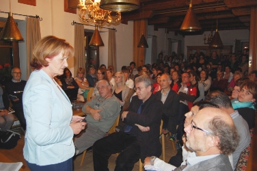 L'assessore Martha Stocker durante l'incontro presso l'Ospedale di San Candido