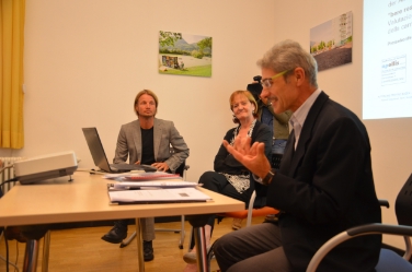 L'assessora Martha Stocker (centro), con Peter Koler di Forum Prevenzione (sx) e Hermann Atz di apollis (dx) alla presentazione dell'evaluazione della campagna "Bere responsabile" (Foto:USP/M.Ebert)