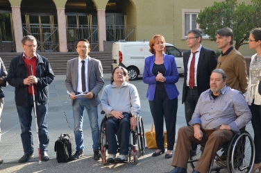 Gli assessori provinciali Stocker e Tommasini prendendo ad esempio il palazzo del Consiglio provinciale a Bolzano, hanno inteso sensibilizzare sul tema dell'eliminazione delle barriere architettoniche negli edifici pubblici (Foto: USP/M.Ebert)