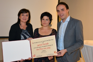 L'assessore Philipp Achammer e la collega tirolese Palfrader con la vincitrice del Premio Paul Flora, Gabriela Oberkofler