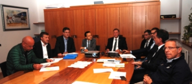 Il programma di lavori pubblici nel territorio dell'Alta Valle Isarco è stata illustrata a Vipiteno ai sindaci dei Comuni di riferimento dall'assessore Tommasini (4° da sx) - Foto:USP/A.Mair)