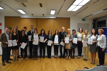 Foto di gruppo dei neo diplomati con l'assessora Stocker