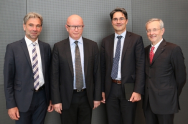 Da sinistra, l'assessore Schuler, il relatore Barth, il presidente Kompatscher e il presidente della Camera di commercio Michl Ebner (Foto USP/Rainer)