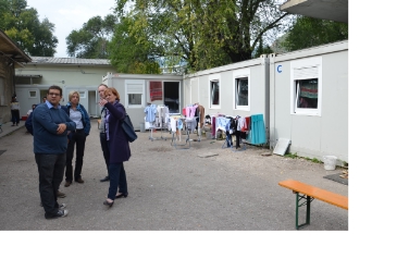 L'assessora Stocker con i responsabili di Volontarius presso il Centro profughi "Gorio" di Bolzano