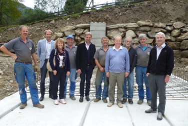 L'assessore Arnold Schuler con tecnici provinciali e amministratori (Foto USP/Judith Weißensteiner)