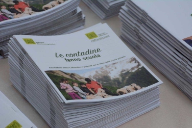L'opuscolo "Le contadine fanno scuola" (Foto: USP/M.Diquirico)