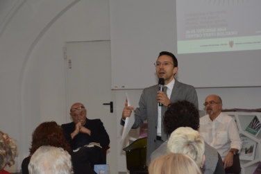 L'ssessore tommasini ha inaugurato la rassegna "Spaziolib(e)ro" al Centro Trevi a Bolzano (Foto: USP/M.Diquirico)