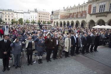 La piazza principale di Cracovia affollata di autorità e studenti durante la cerimonia per i 100 anni della grande guerra