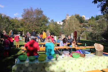 Grandi e piccini alle prese con la stazione del bricolage durante la giornata d'autunno ai Giardini di Trauttmansdorff