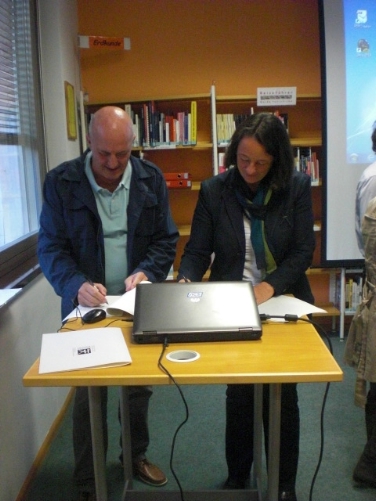 I due dirigenti scolastici Alberto Del Corso e Barbara Pobitzer nel momento della firma dell'accordo tra i due istituti