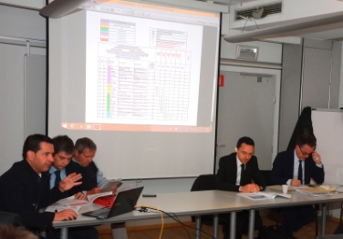 L'assessore provinciale ai lavori pubblici Christian Tommasini a Merano assieme ai funzionari del suo Dipartimento ha illustrato ai sindaci dei Comuni del Burgraviato il programma degli interventi (Foto: USP/A.Mair)