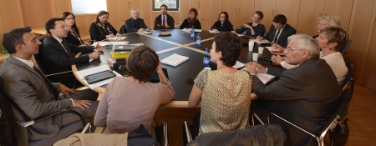 L'assessore provinciale alla cultura italiana Christian Tommasini illustra ai membri della Consulta culturale le novità della nuova legge sull'incentivazione del settore cultura (FOTO: USP/A.Mair).
