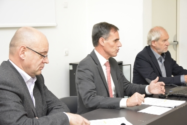 Presentazione delle nuove per piccole e medie centrali: da sinistra, Flavio Ruffini, l'assessore Theiner e Georg Wunderer./Foto USP rm