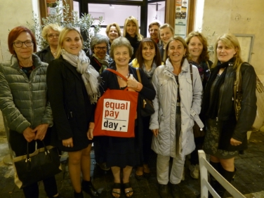 Le componenti della Commissione provinciale pari opportunità con la deputata altoatesina Luisa Gnecchi