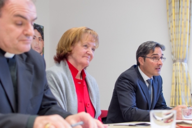 Responsabilità e solidarietà: il richiamo del presidente Kompatscher assieme al vescovo Muser e all'assessora Stocker (Foto: USP/ohn)