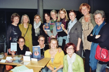 Heide Göttner-Abendroth (2a da sx) ha parlato di matriarcato a Bolzano su invito del Comitato provinciale pari opportunità; 3a da sx la presidente Ulrike Oberhammer