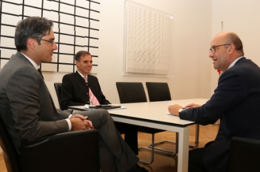 Valutazione positiva: il presidente Kompatscher, l'assessore Theiner e il responsabile di ENEL Italia Carlo Tamburi a Palazzo Widmann (Foto USP/chr)