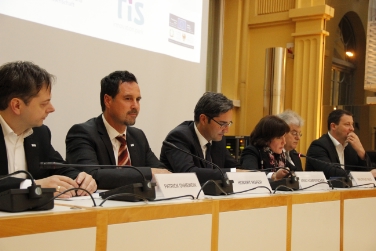 Alla presentazione presenti da sin.: P. Ohnewein e H. Hofer (TIS), il presidente Kompatscher, l'assessora Deeg, K. Pöhl (Ripartizione informatica) e il sindaco Baumgartner - Foto: USP/Karin Leiter