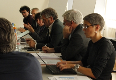 L'assessore Waltraud Deeg durante l'incontro con il Consiglio dei Comuni sul tema della conciliabilità lavoro-famiglia