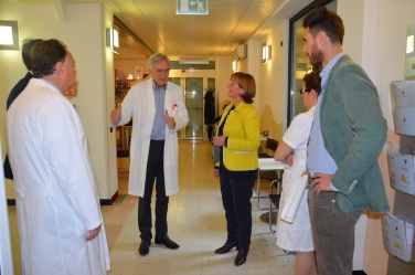 Paolo Bonvicini ha mostrato all'assessora Martha Stocker l'edificio della clinica