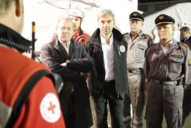 Nel centro della Croce rossa. Da sin: il sindaco Albert Pürgstaller, l'assessore Arnold Schuler, l'ispettore dei vigili del fuoco Konrad Unterthiner, il vicepresidente dei vigili del fuoco Alois Sparber.