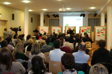 Nel corso delle due serate in Badia e Gardena i gruppi di lavoro hanno poi approfondito gli aspetti legati allo sviluppo di una continuità didattica, all'orario e al calendario scolastico, all'inclusione e al coinvolgimento delle famiglie.