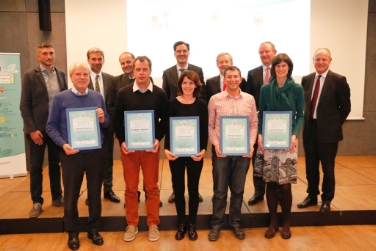 La premiazione dei progetti selezionati, presenti tra gli altri il presidente Kompatscher e l'assessore Schuler (Foto USP/Tumler)
