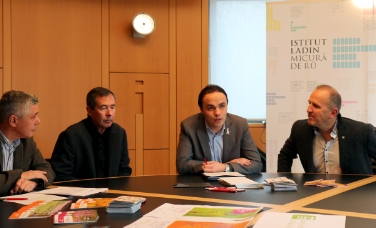 Stephan Ploner (Servizio formazione val Badia) e Marion Perathoner (Servizio formazione val Gardena) hanno presentato il nuovo portale web