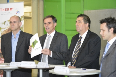 Il direttore dell'APPA Flavio Ruffini, Richard Theiner, Luigi Spagnolli e Sergio Marchiori di Ecotherm presentano il piano per il teleriscaldamento a Bolzano