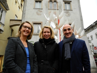 La studentessa russa Anna Matosova tra Birgit Oberkofler e Antonino Benincasa. Sullo sfondo l'installazione dell'Euregio in piazza del Grano