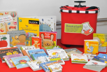 Sette valigette "trolley" con a testa 40 titoli in italiano ed in tedesco in circuitazione fra i punti per l'infanzia (Foto: USP/Progetto Bookstart)