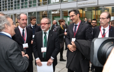 Uniti per la macroregione alpina: da sinistra, il sottosegretario Bressa, i presidenti Zaia, Maroni e Kompatscher (USP/pf)
