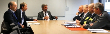 Interventi su trasporti di merci pericolose al Brennero, da sx: i direttori di Dipartimento Pagani e Unterweger, l'ass. Schuler, il sindaco Kompatscher, il vicepresidente Sparber, il comandante Preyer, il direttore Oberhollenzer (Foto: USP/RT)